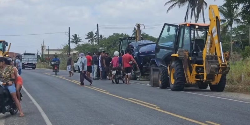 Acidente com caminhão-pipa deixa pai e filho feridos na PB-113 - Ademar Trigueiro/TV Paraíba