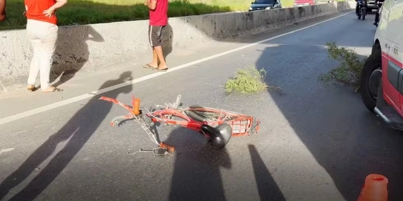 Bicicleta do homem que morreu atropelado na BR-230, em João Pessoa - Flávio Fernandes/TV Cabo Branco