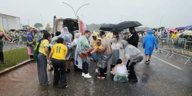 Explosão seguida de raio feriu manifestantes em ato de Nikolas Ferreira em Brasília - Reprodução/Rede Social Foto: Reprodução/Rede Social