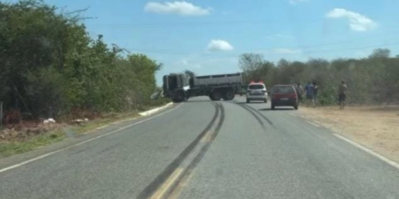 Caminhão colide com caminhonete em Boa Ventura-PB - Redes Sociais