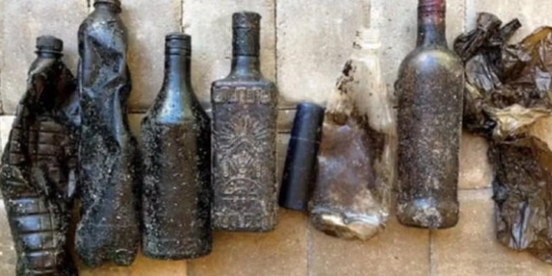 Garrafas encontradas no litoral dos EUA estavam contaminadas com óleo encontrado no Nordeste do Brasil. - Divulgação/Labomar