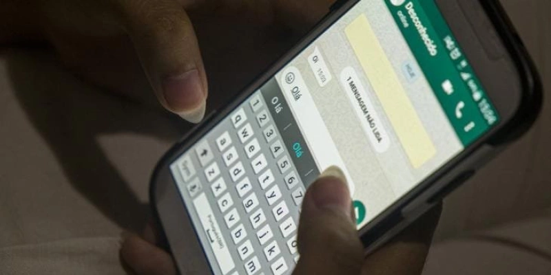 Golpe do WhatsApp é uma praga no Brasil. - Depositphotos