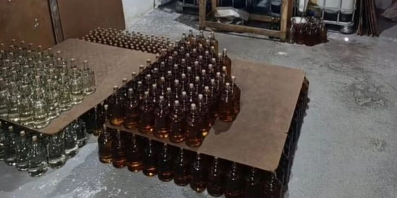 Local onde bebidas que estariam sendo adulteradas com metanol foram apreendidas, em Alagoa Nova, na Paraíba - TV Cabo Branco/Reprodução Local onde bebidas que estariam sendo adulteradas com metanol foram apreendidas, em Alagoa Nova, na Paraíba - TV Cabo Branco/Reprodução